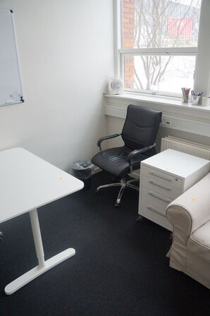 Bord, stole, whiteboard, m.v.