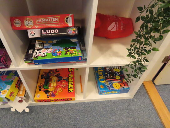 Reol med indhold af diverse spil