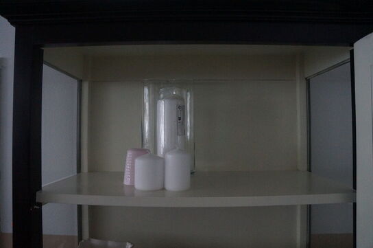 Vitrineskab med diverse service