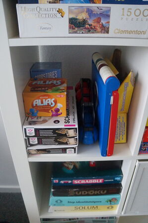 Reol med indhold af diverse spil