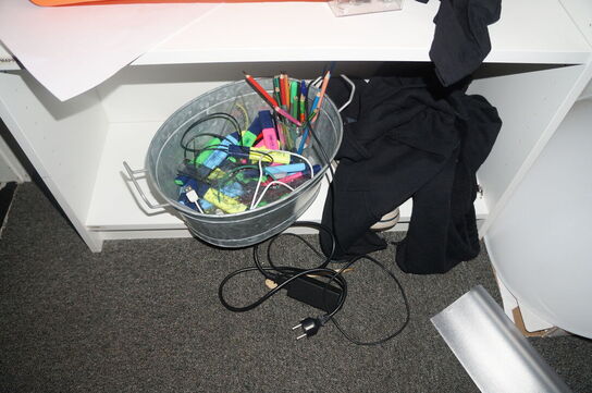 Reol med indhold af diverse kontorartikler, m.v.