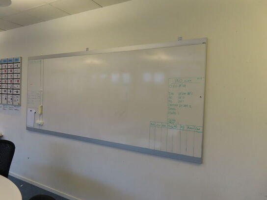 Ovaltbord inkl. 2 stk. Stole, whiteboard, m.v.