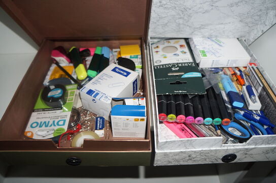 Reol med indhold af diverse kontorartikler, m.v.