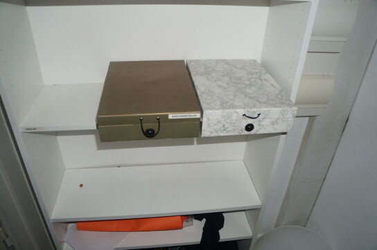 Reol med indhold af diverse kontorartikler, m.v.