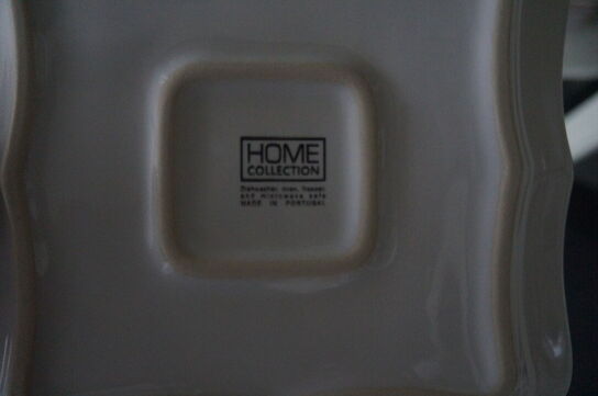 Vitrineskab med diverse service