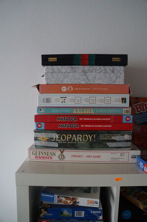 Reol med indhold af diverse spil