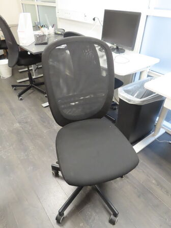 2 stk. Borde & 2 stk. Stole, skærm, m.v. IKEA