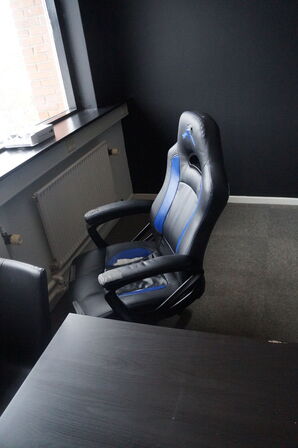 Diverse borde, reoler, stole, m.v.