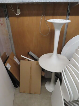 Diverse stole, borde, afskærmningsvægge, .mv.