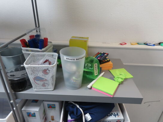 Reol med indhold af diverse bolde, bøger, hobbyting, m.v.