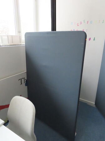 2 stk. Afskærmningsvægge & Whiteboard