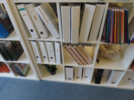 2 stk. Reoler med indhold af diverse fagbøger