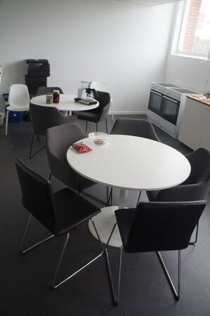 2 stk. Borde inkl. Diverse stole