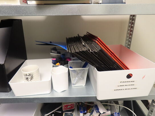 3 stk. Lagerreoler inkl. Indhold