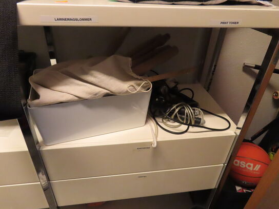 3 stk. Reoler med indhold