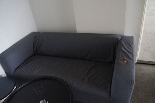 Reol med indhold af diverse kontorartikler, m.v.