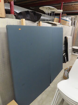 Diverse stole, borde, afskærmningsvægge, .mv.