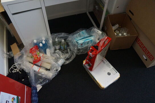 Diverse tørvarer, bord, m.v.