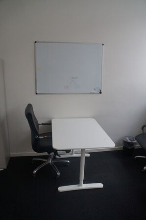 Bord, stole, whiteboard, m.v.