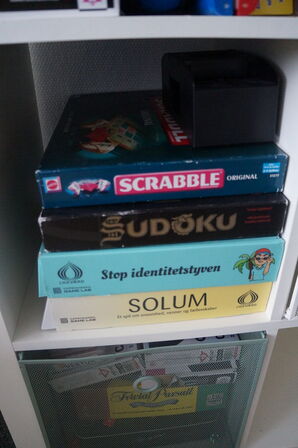 Reol med indhold af diverse spil