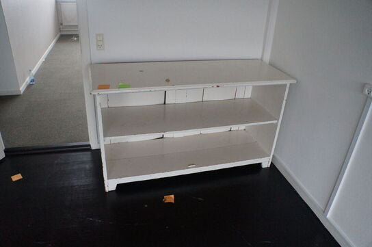 Diverse borde, reoler, stole, m.v.