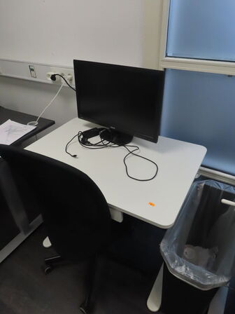 2 stk. Borde & 2 stk. Stole, skærm, m.v. IKEA