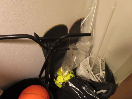 Parti skateboards, bolde, lønehjul, m.v.