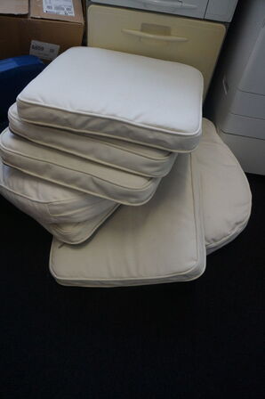 Diverse tørvarer, bord, m.v.