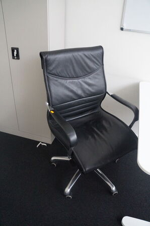 Bord, stole, whiteboard, m.v.