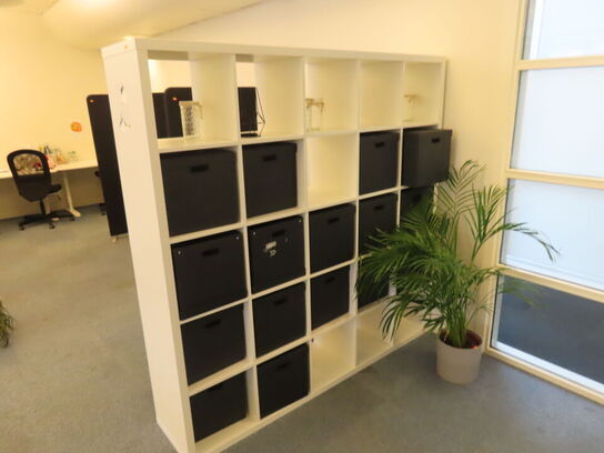 3 stk. Reoler med indhold