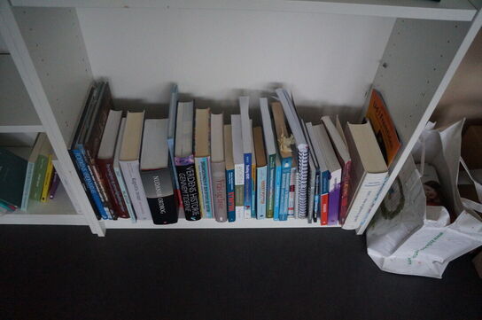 2 stk. Reoler med indhold af diverse fagbøger