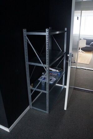 Diverse borde, reoler, stole, m.v.