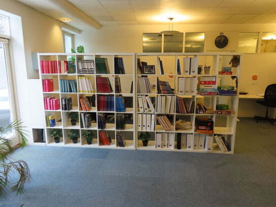 2 stk. Reoler med indhold af diverse fagbøger