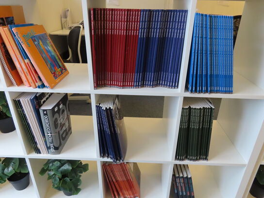 2 stk. Reoler med indhold af diverse fagbøger