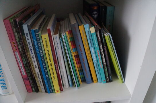 Reol med indhold af diverse tegneserier