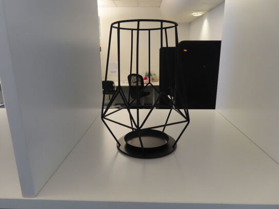 3 stk. Reoler med indhold