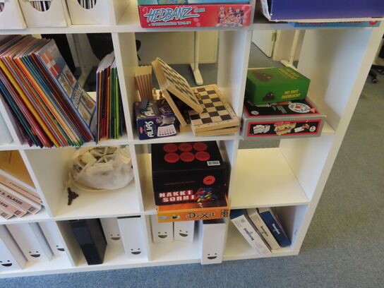 2 stk. Reoler med indhold af diverse fagbøger