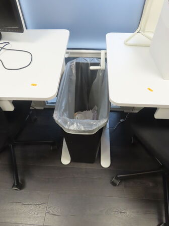 2 stk. Borde & 2 stk. Stole, skærm, m.v. IKEA