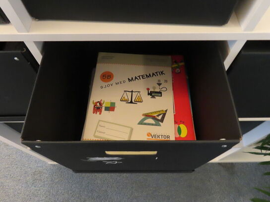 3 stk. Reoler med indhold