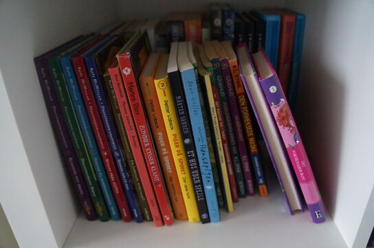 Reol med indhold af diverse tegneserier