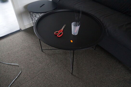 Reol med indhold af diverse kontorartikler, m.v.