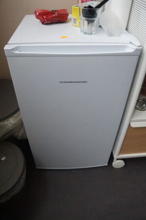 Køleskab, reol, m.v.