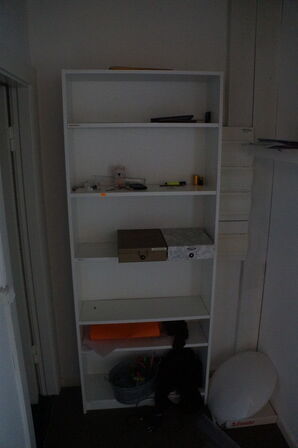 Reol med indhold af diverse kontorartikler, m.v.