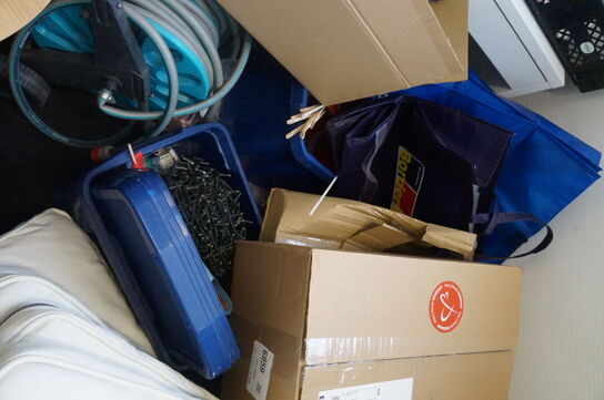 Diverse tørvarer, bord, m.v.