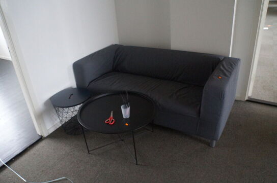 Reol med indhold af diverse kontorartikler, m.v.