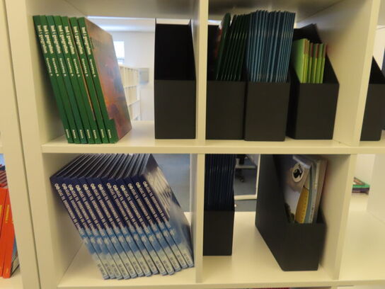 3 stk. Reoler med indhold