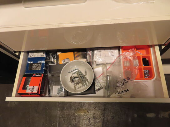 3 stk. Reoler med indhold