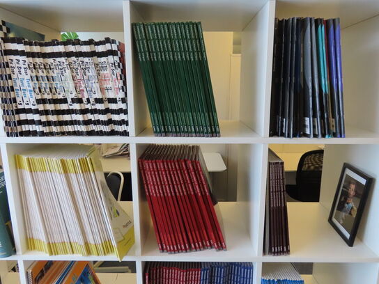 2 stk. Reoler med indhold af diverse fagbøger