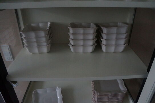 Vitrineskab med diverse service