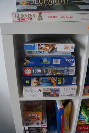 Reol med indhold af diverse spil